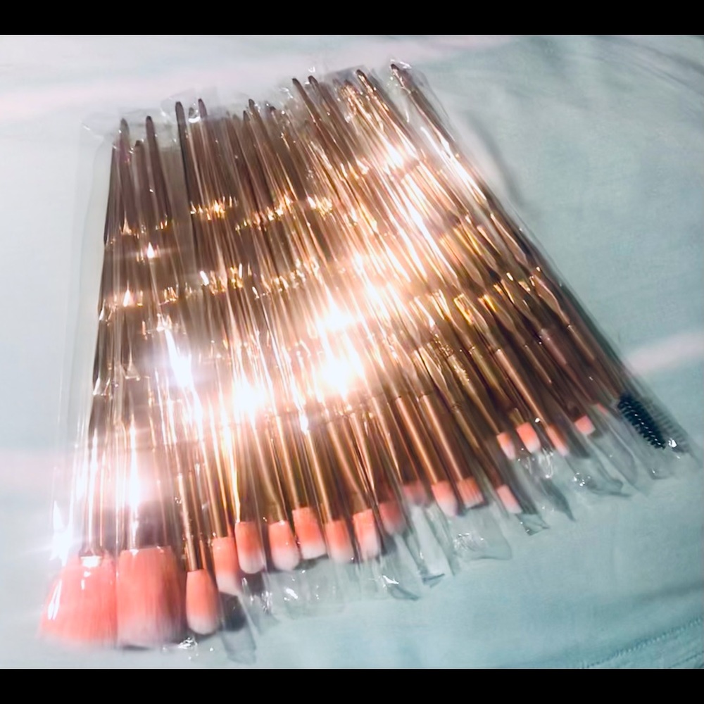 {2/$25🍒} 20pc. Rosegold Diamond Makeup Brush Set!